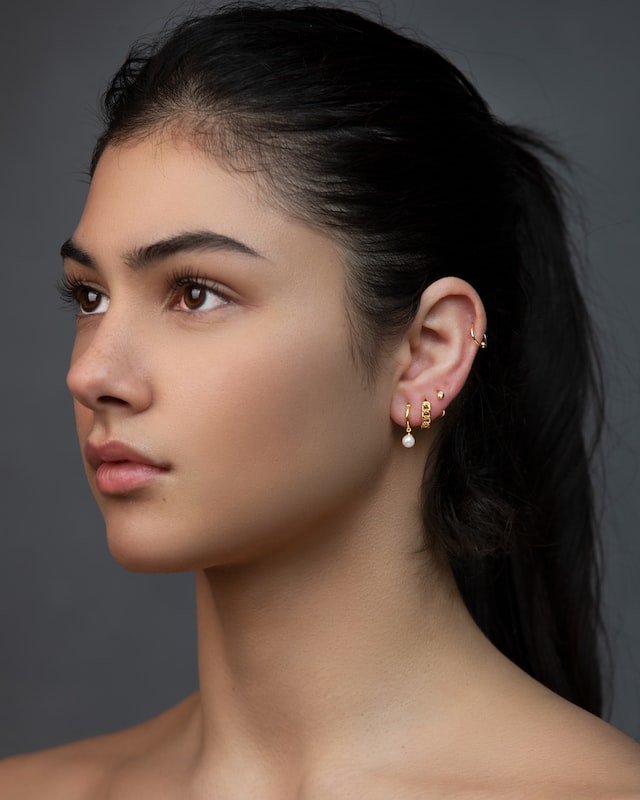 You are currently viewing En ear cuffs er en type smykke, der passer rundt om toppen af øret